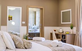 Peninsula Luxury Suite